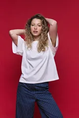Remera boxy fit blanca de algodón, con silueta amplia y relajada, hombros caídos y mangas amplias.