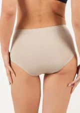 Bombacha bikini de tiro alto color rojo, confeccionada en microfibra sin costuras y con forro de algodón.