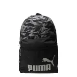 Mochila Puma con diseño combinado en color negro y estampado camuflado en gris. Cuenta con un compartimento principal con cierre, un bolsillo frontal con cierre y el logo de la marca estampado en el frente.