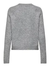 Sweater tejido de manga larga con cuello redondo y diseño de trenzas central. Presenta mangas raglán y terminaciones acanaladas en puños y ruedo.