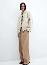 Pantalon de vestir color tostado con diseño wideleg, tiro medio, detalle de pinzas frontales y cierre de cremallera con gancho.