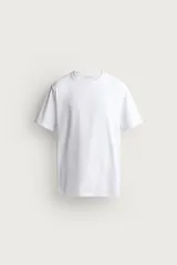 Remera slim fit blanca, de manga corta y cuello redondo.