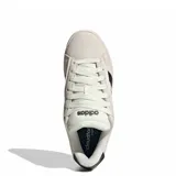 Championes urbanos Adidas modelo Grand Court Alpha, color gris claro con las tres tiras laterales en negro. Presentan una capellada de gamuza, cordones al tono y suela de goma con diseño de plataforma baja.