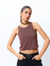 Top sin mangas, ajustado al cuerpo, color marrón rojizo con textura acanalada.