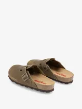 Zueco de cuero color verde oliva, con plantilla anatómica de corcho y hebilla metálica ajustable.