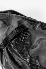 Cartera tipo tote bag de color negro con acabado brillante y efecto arrugado, cuenta con doble asa de hombro.