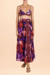 Falda tipo pareo de diseño envolvente con estampado de hojas en tonos púrpuras y cobrizos, con una franja lateral de patrón geométrico.