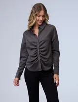 Camisa azul en símil suede, marca Ninety. Cuello con solapa y abertura central con botones. Delantera fruncida.