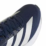 Championes de running Adidas Duramo RC2, color azul marino con las icónicas tres tiras laterales en blanco y detalles en rosa en la lengüeta. Presentan una parte superior de malla transpirable y mediasuela con tecnología Lightmotion para mayor amortiguación.