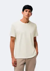 Camiseta básica de manga corta y cuello redondo, color rojo oscuro.