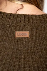 Sweater de lana color beige con diseño de motas multicolores, corte oversize, cuello redondo y puños y ruedo acanalados.