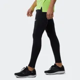 Calza de running New Balance Accelerate Tight para hombre, color negro, de corte ajustado y tiro medio. Confeccionada en tejido elástico con tecnología NB DRY de secado rápido y bolsillos en la cintura.