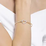 Brazalete rígido dorado con dije de corazón y símbolo de infinito con cristales blancos.