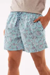 Short de baño azul con franjas horizontales en celeste y azul claro. Cuenta con cintura elástica ajustable con cordón, dos bolsillos laterales y uno trasero.