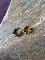 Aros de tipo argolla con cuentas de piedra ojo de tigre y pequeños separadores metálicos dorados.