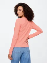 Remera de manga larga confeccionada en tejido rib, con cuello redondo y ajuste al cuerpo.