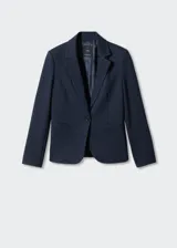 Blazer negro entallado de punto roma con solapas de muesca, hombros estructurados, abertura posterior y dos bolsillos de ribete delanteros.
