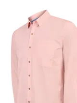 Camisa de manga larga para hombre de la marca RKF, modelo Galiton, en color salmón claro. Confeccionada en algodón orgánico, cuenta con cuello camisero, cierre frontal de botones con efecto madera, bolsillo ojal en el pecho y opción de llevar las mangas arremangadas.