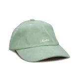 Gorra tipo dad hat de corderoy color verde agua, con visera curva y sin estructura. Presenta el nombre de la marca bordado en el frente con hilo blanco.