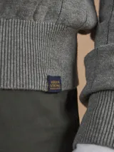 Sweater negro de algodón con cuello redondo y textura acanalada vertical.