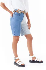 Bermuda de jean de tiro alto, con una pierna en color celeste y otra en azul.