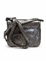 Bandolera compacta de cuero vacuno color gris con efecto gastado, solapa redondeada y correa ajustable.