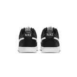 Championes Nike Court Vision Low Next Nature, de estilo urbano inspirado en el básquet de los años 80. Presentan un diseño de corte bajo con capellada de cuero sintético en color negro, destacando el icónico logo de la marca en blanco en los laterales. Cuentan con perforaciones en la puntera para mayor ventilación, cuello acolchado y suela de goma blanca vulcanizada que brinda tracción y durabilidad.