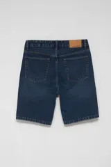 Bermuda de jean azul medio con diseño clásico y dobladillo en las piernas.