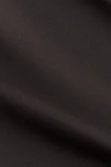 Remera de manga larga confeccionada en microfibra suave, con corte entallado y escote redondo con ribete.