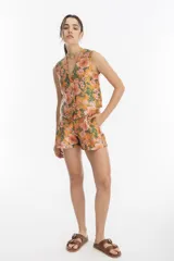 Short de tiro alto color amarillo con estampado floral en tonos rosados y verdes.