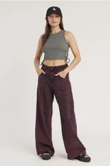 Top corto sin mangas color verde oliva, con textura acanalada y cordones ajustables a los costados.