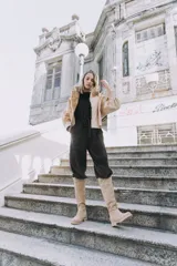 Mono largo color chocolate con cuello alto, mangas largas y cinturón ajustable en la cintura.