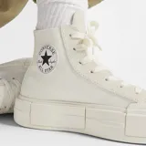 Championes Converse Chuck Taylor All Star Cruise Hi color blanco hueso con plataforma segmentada.