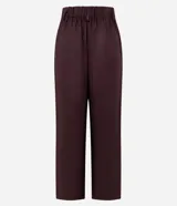 Pantalón de corte recto confeccionado en lino, con cintura elástica y trabillas para cinturón. Presenta un diseño fluido y elegante, ideal para un look sofisticado y cómodo.