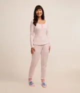 Conjunto de pijama largo de punto, compuesto por una blusa de manga larga con botones decorativos y un pantalón con cintura elástica y puños ajustados.