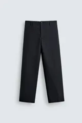 Pantalón de corte recto confeccionado en tejido con mezcla de algodón y lana. Presenta bolsillos laterales, bolsillos traseros de doble vivo con botón y cierre frontal con cremallera y botón.