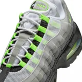 Championes Nike Air Max 95 OG, con diseño degradado en tonos grises, detalles en verde neón y suela negra con unidades Air Max visibles.