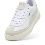 Championes Puma Lajla T-toe para mujer, color blanco con detalles en celeste.