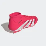 Championes de fútbol Adidas Predator Club, color fucsia con las tres tiras características en blanco. Presentan un cuello de corte medio para mayor estabilidad, exterior sintético con textura Strikeprint para control del balón y suela multiterreno con tapones blancos.