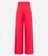 Pantalón pantalona rojo de viscosa y lino, corte amplio, con cintura con trabillas, cinturón de cuerda trenzada con abalorio y borla, y pliegues delanteros.