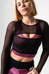 Top deportivo negro de microtul con mangas largas y escote abierto.