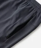 Bermuda deportiva masculina de color azul marino, con cintura elástica y cordón ajustable, bolsillos laterales con cierre y tecnología Dry para mayor transpirabilidad.