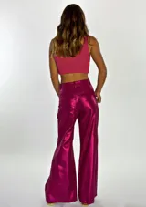 Pantalón de lino color naranja, de corte palazzo y tiro alto.