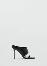 Sandalias de tacón alto color negro, con diseño destalonado, tira ancha superior y tira fina en la parte delantera.