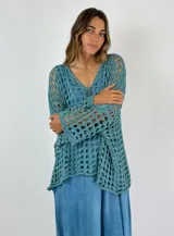 Top tejido al crochet color celeste, con escote en V y mangas largas acampanadas.
