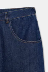 Pantalón de jean azul oscuro con corte tipo ballon, tiro alto, cierre frontal con cremallera y botón metálico, bolsillos delanteros y traseros.