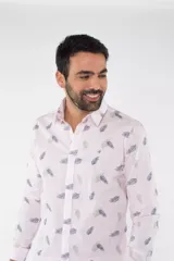 Camisa de manga larga con corte slim fit, color blanco con estampado de hojas pequeñas en tonos grises y azules. Presenta cuello clásico, cierre frontal con botones y logo bordado en el pecho.