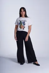 Remera blanca de algodón con estampado de flores de magnolia y texto en negro.