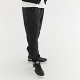 Pantalón cargo negro de nylon con puños elásticos.
