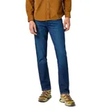 Jean Wrangler modelo Texas Slim de corte ajustado, color azul oscuro. Confeccionado en denim elástico. Presenta el clásico estilo de cinco bolsillos, siete trabillas para el cinturón, la costura en forma de «W» y el distintivo parche de piel marrón Wrangler en el bolsillo trasero.